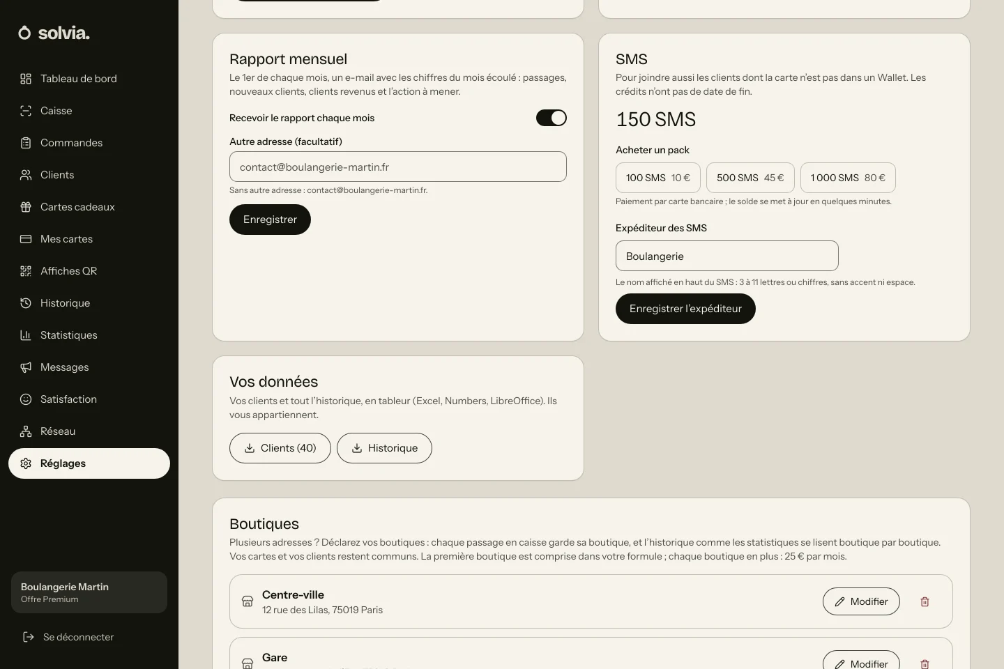 Écran Réglages de Solvia : le rapport mensuel par e-mail, et les SMS avec leur solde, les packs et le nom de l’expéditeur.