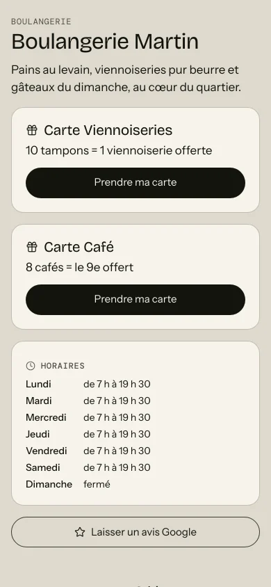 Sur un téléphone, la page de la boulangerie : sa présentation, ses cartes à prendre, ses horaires et « Laisser un avis Google ».